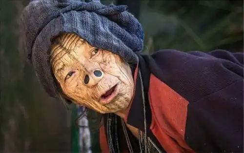 印度这个部落,女人脸上划黑色花纹鼻上塞木塞,为的让自己变丑
