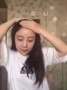 搞笑gif趣图人在车上坐绿帽天上来
