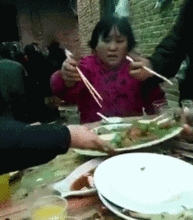开心笑话昨天住院,同病房里有一个被包扎的像个粽子一样的病友
