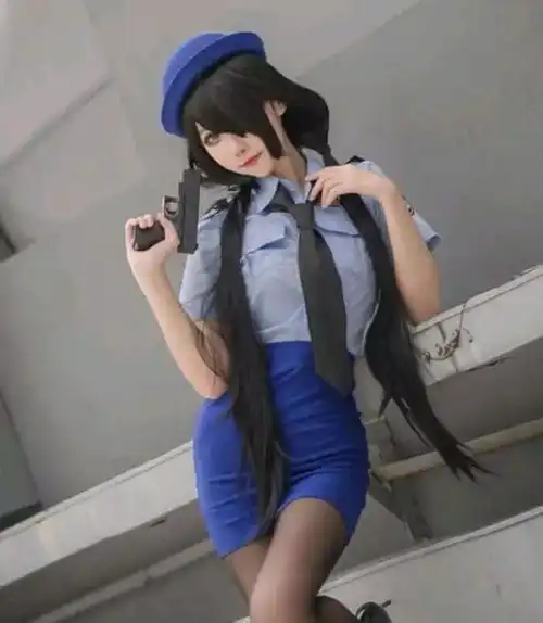 搞笑gif趣图美女你当心点,不要抖的掉下来哦

