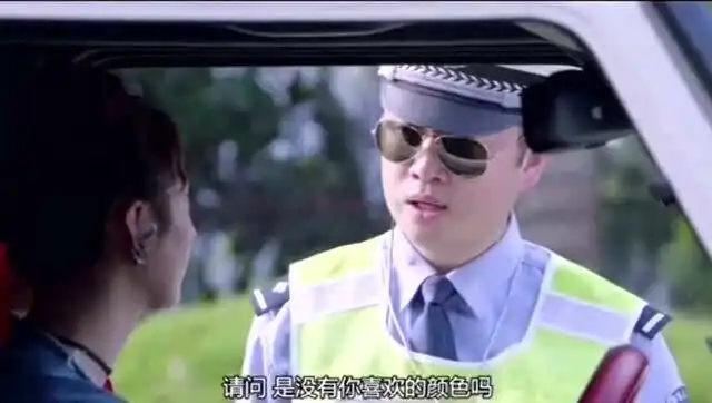 霸道美女道路中间自拍,交警哥哥玩把冷幽默,场面也太搞笑了
