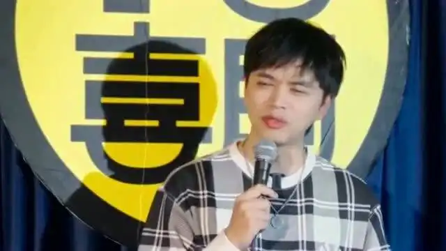 富二代的压岁钱,一个红包里居然装这么少,给两套别墅还不愿意
