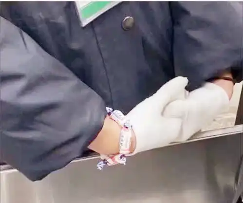 搞笑图片小人老脸这小孩从小就知道生活的苦,所以紧锁眉头,陷入思考中

