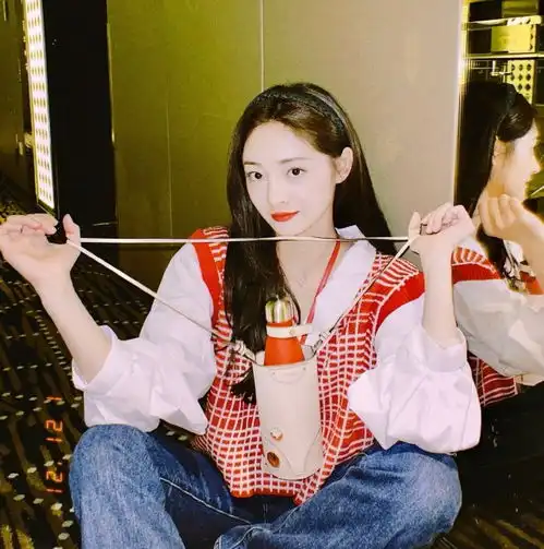 周洁琼穿露脐针织衫拍照,配高腰裤休闲大方,意外凸显腹肌
