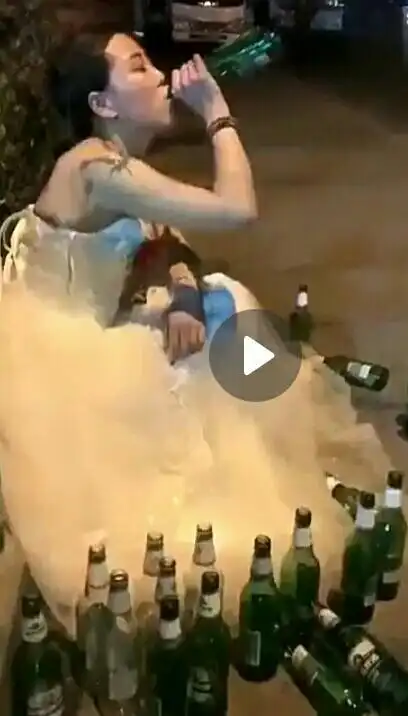 图片里的这个女生算胖还是瘦,她有没有啤酒肚有没有肚子
