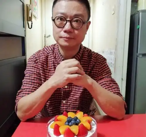 周星驰御用配角郑文辉近况,名校毕业转型成导演,渴望做星爷对手
