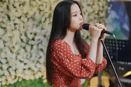 无惧抄袭风波欧阳娜娜生日会照唱新歌长发飘逸花草相伴
