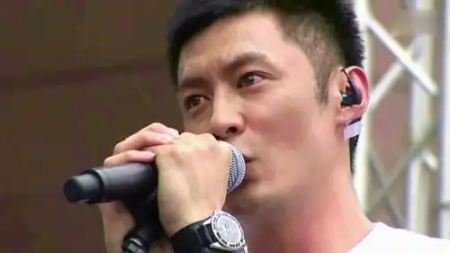余文乐38岁生日爱妻王棠云甜滋滋依偎在旁小两口甜蜜似热恋
