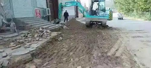 为发展清障碍,为美丽腾空间龙湾镇有力有序开展有碍观瞻破烂建筑拆除工作
