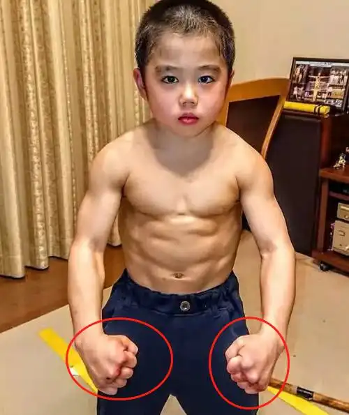 日本小男孩因崇拜李小龙,3岁时疯狂训练,一身肌肉双手满是老茧
