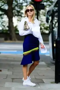 听说今年衣服袖子叉开到咯吱窝才叫时髦
