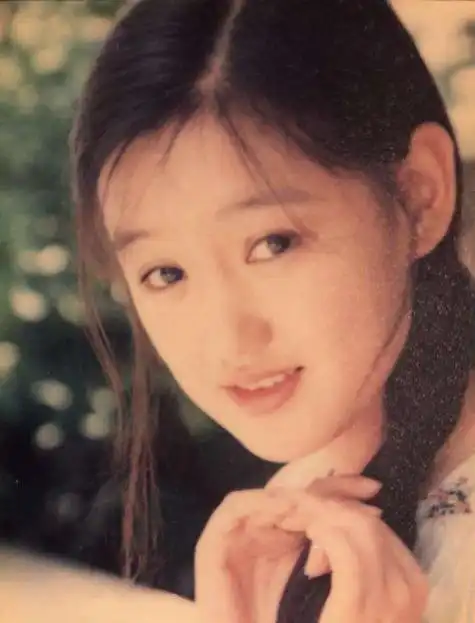 41岁薛佳凝僵脸引热议,女明星真的不要一窝蜂去搞自己的鼻子了
