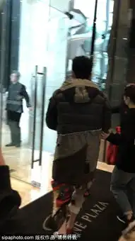 组图看不懂的时尚黄宗泽一身乞丐装配大红皮鞋出入酒店
