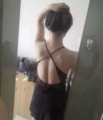 搞笑图片看见美女这么认真的晒胸我就放心了
