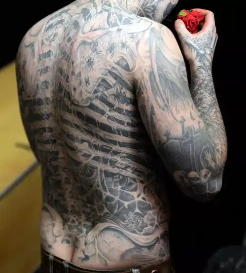 加拿大僵尸男孩自杀为纹身,他花了2亿
