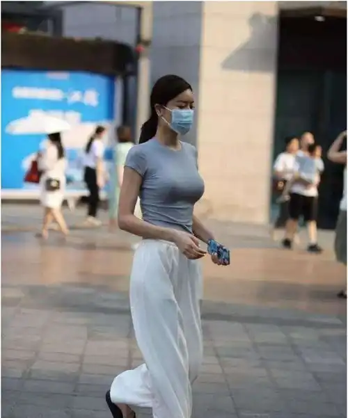 服装的搭配风格多种多样,首先要选择适合自己的服装
