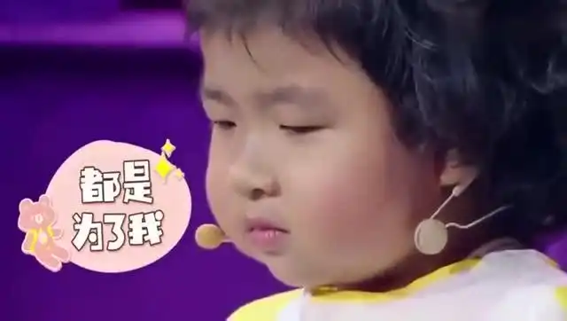 李欣蕊给谢依霖拿纸巾,搞笑发问湿巾能擦眼泪谢依霖哭笑不得
