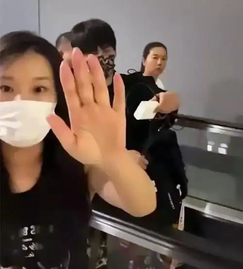 大张伟说没事,女助理却打落粉丝手机,明星身边人为何这么横
