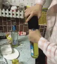 搞笑趣图哥们,手机烂了贴个创可贴管用吗
