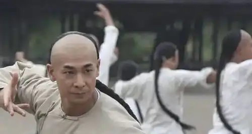 赵文卓一家五口同框,40岁娇妻仍貌美如花,小女儿颜值高
