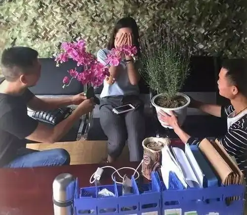 搞笑gif刚娶的媳妇衣服还没换就露馅儿了
