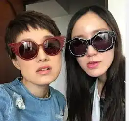 马伊琍娄艺潇素颜合影,小12岁的胡一菲不敌马司令
