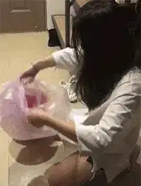 搞笑gif美女,这动作我给你打一百分
