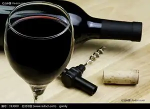 酒杯里的红酒和桌子上的酒瓶

