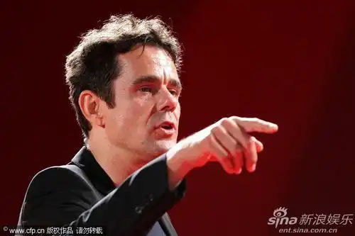 高清组图三首映苏菲罗艺斯兴奋拍照
