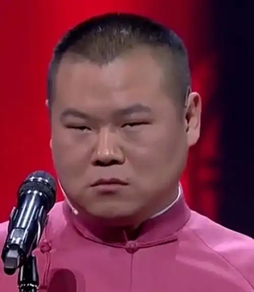 岳云鹏晒了这张照片,宋祖德怼呕心,网友戏子没底线
