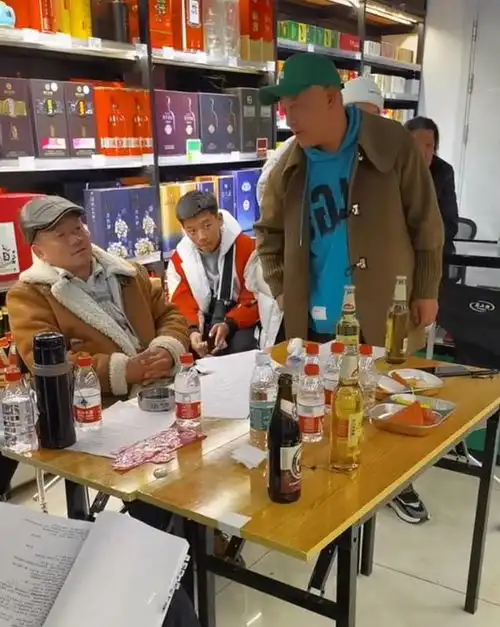 乡村爱情花絮曝光赵四刘小光戴绿帽,谢广坤唐鉴军瘫坐椅子
