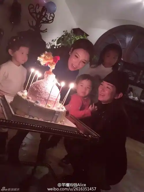 组图黄奕女儿提前过3岁生日奶油蹭脸亲昵温馨
