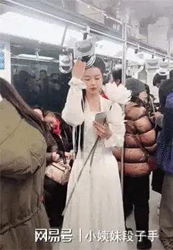 搞笑gif哇原来仙女也会坐地铁的啊
