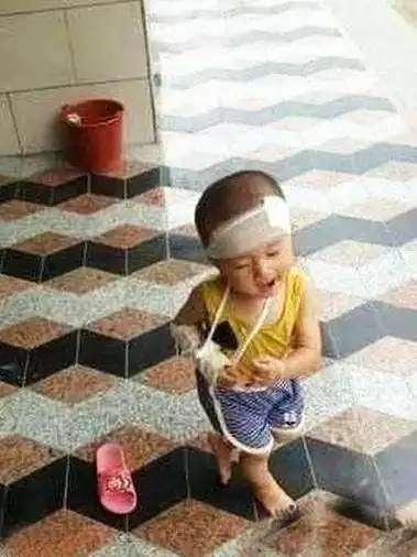搞笑趣图姑娘你没感觉到你背后有什么不一样吗
