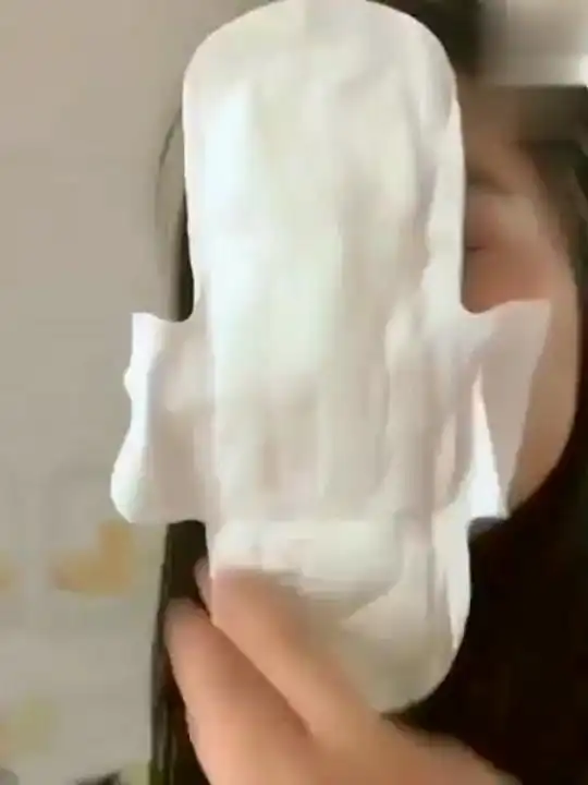 帅哥恶搞自己老婆,竟然卫生巾都用上了
