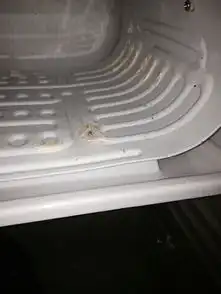 我家冰箱被我铲冰搞破了,漏氟了,以前修补过一次,谁知道是用什么胶水修补的,乳白色的,图片上有,回答
