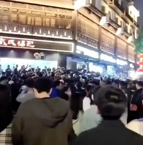 网红郭老师生日应援超气派,大屏放4个城市,排面堪比顶流女明星
