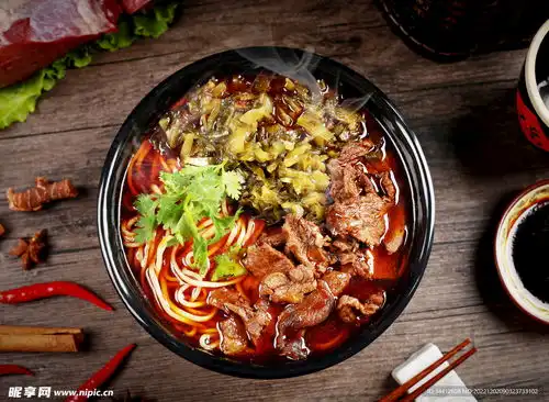 酸菜牛肉面摄影图
