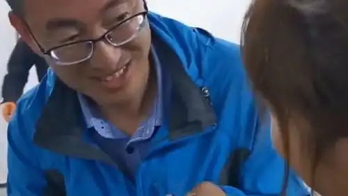 大叔被美女所套路现场生吃河蟹,画面简直不要太搞笑,真是个铁憨憨
