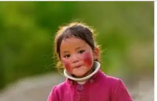 一张图片一个小孩子穿着红衣服脸上有高原红特别土搞笑图片急求
