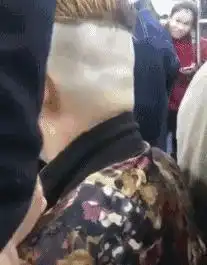 每日一笑哥们喝醉了,一直拿头撞墙,拦都拦不住,结果他说
