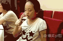 一组爆笑gif图让你分分钟笑出腹肌
