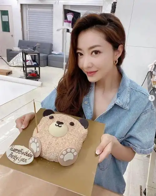 组图熊黛林提前庆40岁生日皮肤水嫩拍手大笑似少女
