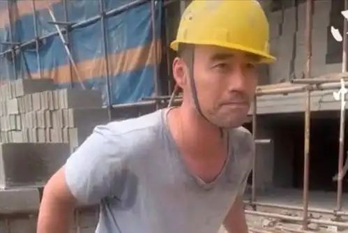 草根出身的歌手王旭,55岁重回工地干活,咬牙搬砖汗水湿透衣服
