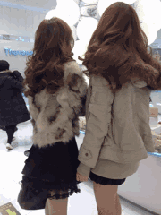 搞笑gif图片姑娘这个香蕉我可以教你怎么使用
