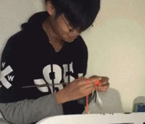搞笑gif哥们,你很淡定,都这样了还在看报纸
