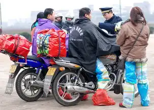 农民工骑摩托回家一个沉重的话题
