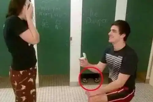 搞笑gif趣图一直很好奇,为什么妹子的一字肩不会掉下来
