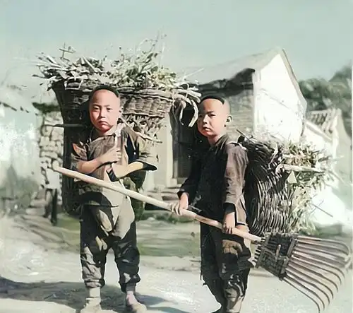 老照片民国时期的算命先生,小溪边洗衣服的小女孩
