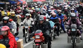临近年关,骑摩托车返乡的农民工越来越多,为啥不坐火车回家过年
